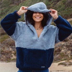 MEN’s Eubi reversible Teddy Borg Blue Leopard size SMALL (36-38)